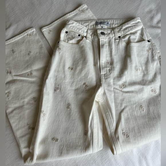 Abercrombie High Rise 90s Relaxed Jean in Cream Embroidered - Curve Love, Short - Picture 5 of 8